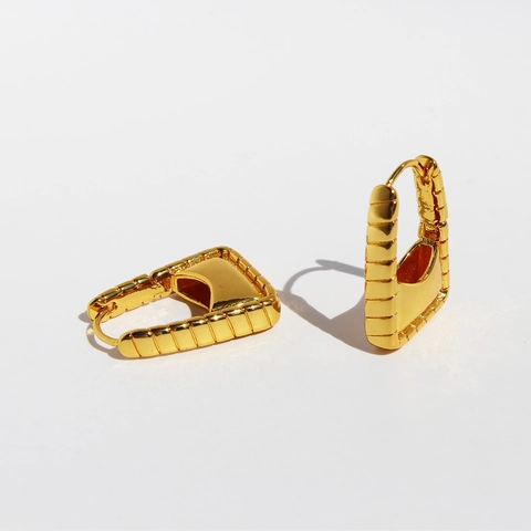 24 Karat Vergoldete Messing Quadratische Tasche Ohrringe Für Damen Nischendesign Gerippte Textur Miniatur Tote Bag Huggie Ohrringe