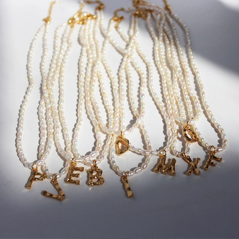 Collana di Perle d'Acqua Dolce Vintage Francese Con Ciondolo a Lettera Iniziale in Ottone Placcato Oro Trama di Bambù Choker per Donna