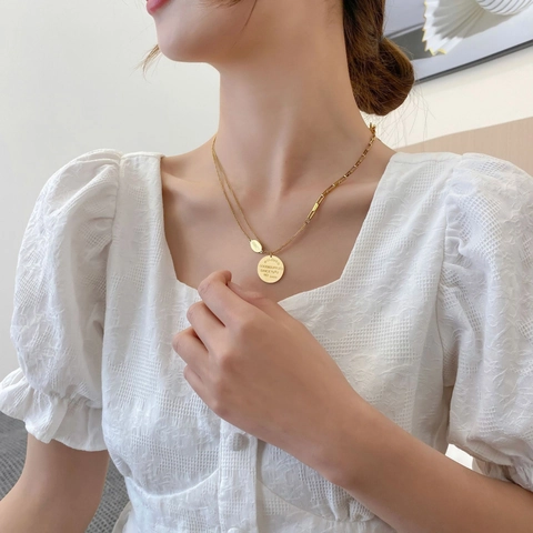 Edelstahl Zweilagige Halskette Runder Münzanhänger Graviert Beloved OT-Verschluss Asymmetrische Kette Minimalistischer Schmuck