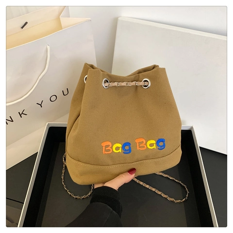 Damen Canvas PU Leder Beuteltasche Kordelzug Schultertasche Mit Kette Buchstaben Stickerei Casual Streetstyle Handtasche