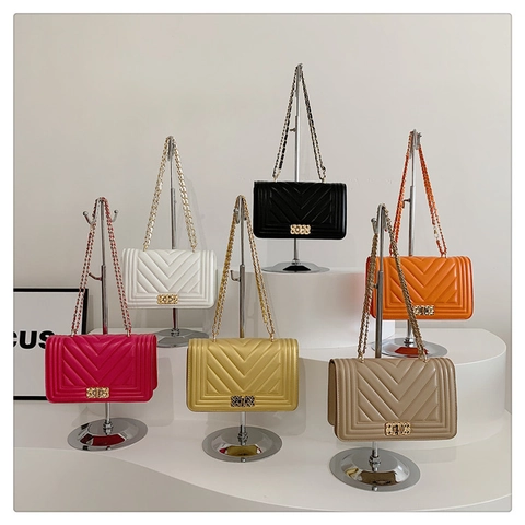 Damen Gesteppt PU Leder Umhängetasche Mode Kette Crossbody Kleine Quadratische Tasche Klappdeckel Metallschloss Handtasche