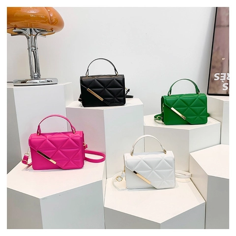 Women Quilted Shoulder Bag Trendy PU Leather Triangle Pattern Small Square Handbag With Gold Metal Bar Crossbody Bag For Daily Use