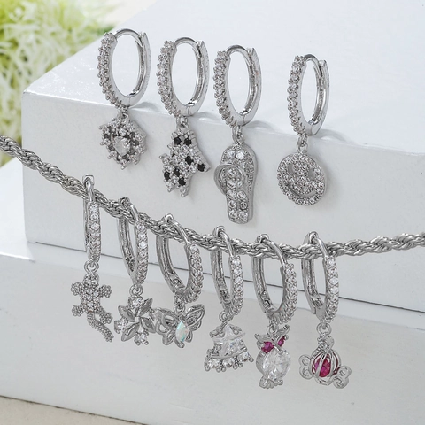 Pendientes de Aro con Zircones de Latón para Mujer Chapados en Oro de 18k Pequeños Pendientes con Colgantes de Flor Animal Mariposa Cara Sonriente Corazón Estrella
