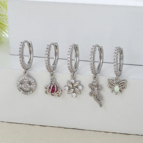 Pendientes de Aro con Zircones de Latón para Mujer Chapados en Oro de 18k Pequeños Pendientes con Colgantes de Flor Animal Mariposa Cara Sonriente Corazón Estrella