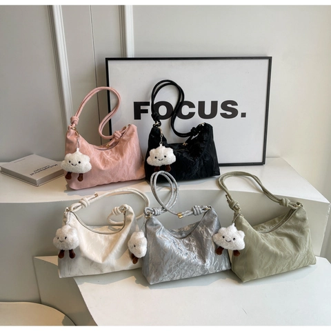 Borsa a Spalla da Donna in Pelle PU Arricciata Con Ciondolo a Nuvola in Peluche Borsa Sottobraccio Minimalista Hobo Vintage