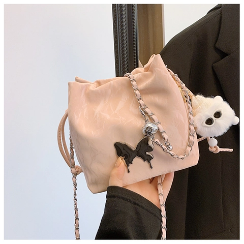 Petit Sac Seau pour Femme en Cuir PU Plissé Décor Papillon Bandoulière Chaîne Fermeture Cordon Sac de Messager Décontracté