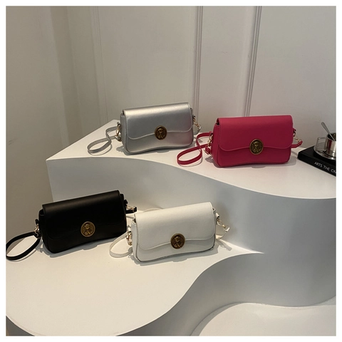 Shoulder Bag Women Retro Simple PU Leather Square Bag With Bear Relief Metal Buckle Adjustable Strap For Summer Daily Fashion