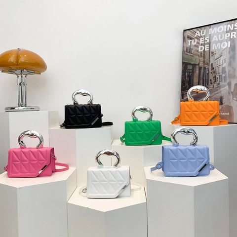 Bolso De Hombro Acolchado Para Mujer Bolso Bandolera De Cuero PU Con Asa De Metal Plateado Irregular