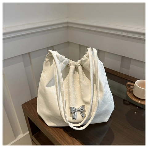 Borsa a Tracolla Casual Donna in Morbida PU Plissettata Grande Capacità Borsa a Secchiello Con Coulisse e Fiocco in Metallo