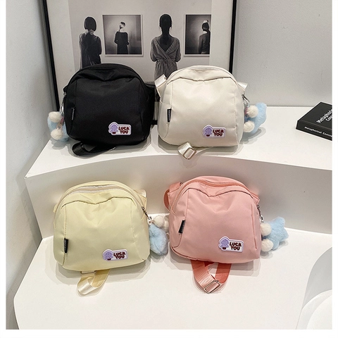 Bolso Bandolera Ligero de Nailon para Mujer Forma de Concha Casual Messenger Bag Con Colgante de Peluche Parche de Letra