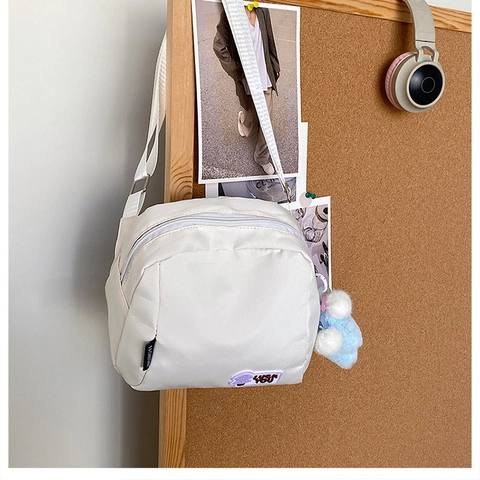 Bolso Bandolera Ligero de Nailon para Mujer Forma de Concha Casual Messenger Bag Con Colgante de Peluche Parche de Letra