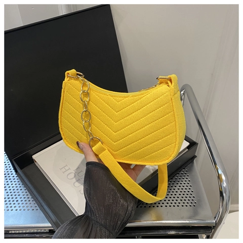 Borsa Sottobraccio Retrò In Feltro Da Donna Con Design Trapuntato A V Catena In Metallo E Pendente Pompon Borsa Hobo Di Tendenza