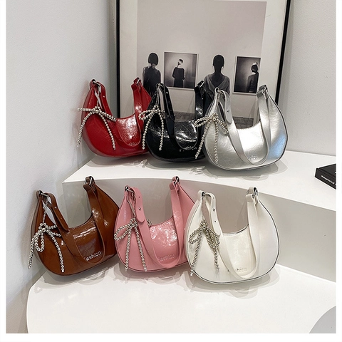 Sac Hobo Pour Femme Cuir PU Brillant Sous Le Bras Épaule Sac Croissant Avec Pendentif Nœud Perlé Chic Mode