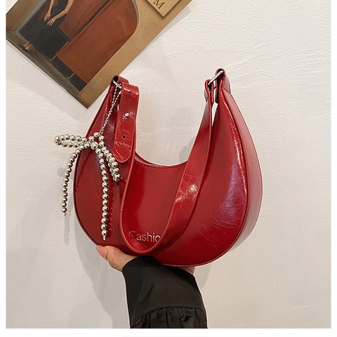 Sac Hobo Pour Femme Cuir PU Brillant Sous Le Bras Épaule Sac Croissant Avec Pendentif Nœud Perlé Chic Mode
