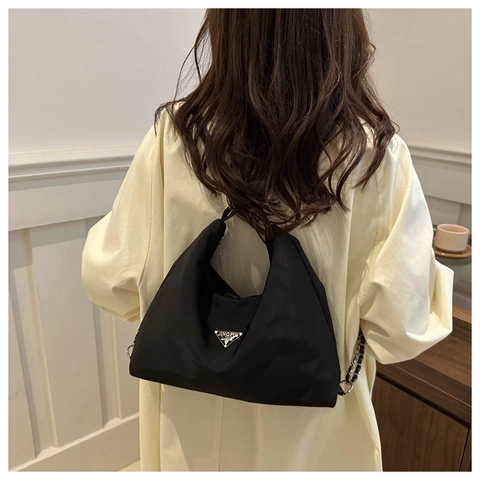 Borsa Hobo Da Donna In Nylon Grande Capacità Borsa A Spalla Impermeabile Con Catena In Metallo Placca Triangolo Minimalista