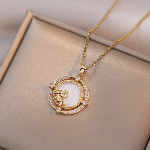 Collana Con Ciondolo Coniglio Acciaio Al Titanio Con Intarsio Di Madreperla E Zircone Placcato Oro Gioielli Per Donna