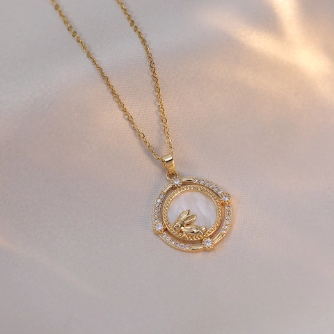 Collana Con Ciondolo Coniglio Acciaio Al Titanio Con Intarsio Di Madreperla E Zircone Placcato Oro Gioielli Per Donna