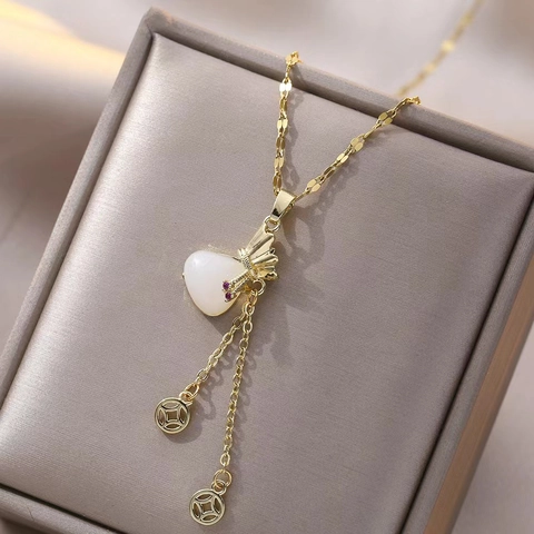 Collana Con Pendente A Cuore In Finta Giada Bianca Con Borsa Della Fortuna E Nappa Acciaio Al Titanio Stile Cinese