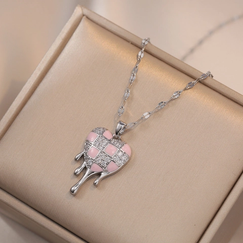 Collana Con Ciondolo A Cuore Fondente Acciaio Al Titanio Scacchiera Smalto Rosa Zircone Intarsiato Design Di Nicchia Gioielli Moda