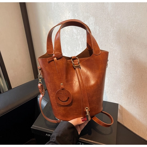 Retro PU Leder Eimer Tasche Und Beutel Für Frauen Mode Schulter Handtasche Mit Schloss Und Smiley Anhänger Glänzend Lässig