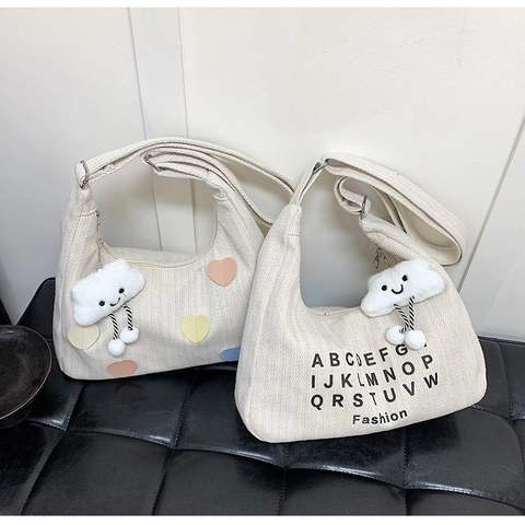 Women Canvas Shoulder Bag Große Kapazität Hobo Umhängetasche Mit Herz-Patch Alphabet-Druck Und Plüsch Wolke Anhänger