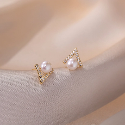 Orecchini Süßwasserperle Geometrici A V Rame Zirconia Con Perno In Argento Sterling 925 Per Donne