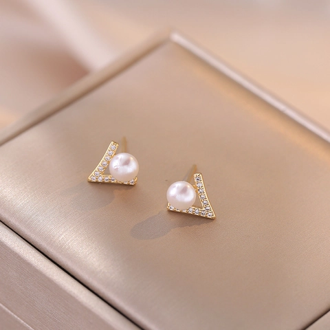 Orecchini Süßwasserperle Geometrici A V Rame Zirconia Con Perno In Argento Sterling 925 Per Donne