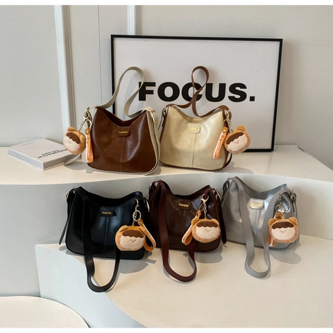 Sac à Épaule pour Femmes en Cuir PU Rétro Minimaliste Sac Hobo Croissant Avec Pendentif en Peluche Bandoulière Réglable Sac à Main de Mode