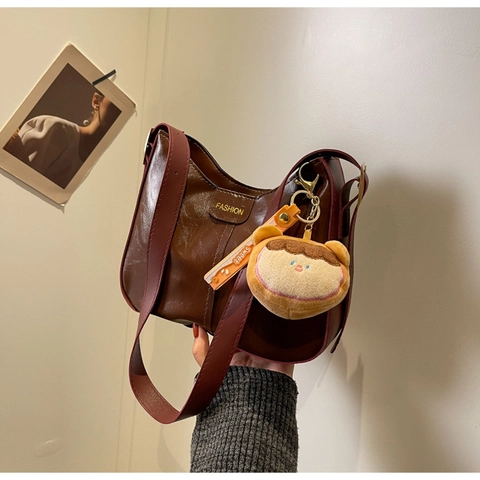Sac à Épaule pour Femmes en Cuir PU Rétro Minimaliste Sac Hobo Croissant Avec Pendentif en Peluche Bandoulière Réglable Sac à Main de Mode