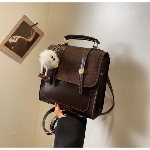 Piccolo Zaino Da Mano Donna Pelle PU Camoscio Splicing Stile Preppy Borsa Da Viaggio Multifunzionale Con Ciondolo In Peluche