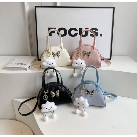 Damen Mode PU Leder Satteltasche Mit Metall Schmetterling Dekor Umhängetasche Kleine Handtasche Mit Plüsch Wolke Anhänger