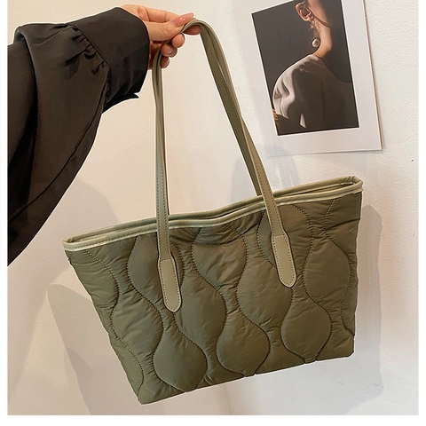 Grand Sac Fourre-tout En Nylon Matelassé Motif De Vagues Sac À Épaule Rembourré Léger Pour Femme Style Puffer Décontracté