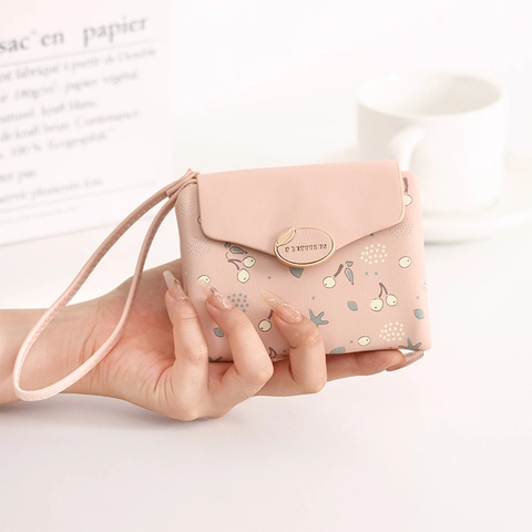 Cartera Pequeña de Cuero PU para Mujer Estampado de Cereza Fruta Hebilla de Metal de Hoja Plegable Monedero Corto Múltiples Ranuras para Tarjetas Bolso de Muñeca