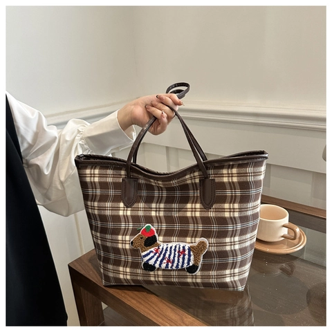 Women Plaid Tote Bag Large Capacity Casual Commuter Shoulder Bag With Cartoon Dachshund Dog Embroidery Patch Fashion Polyurethane Handbag