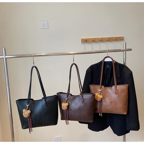 Vintage Large Capacity Tote Bag For Women Minimalist PU Leather Shoulder Bag With Bear Charm Commuting Fashion Handbag