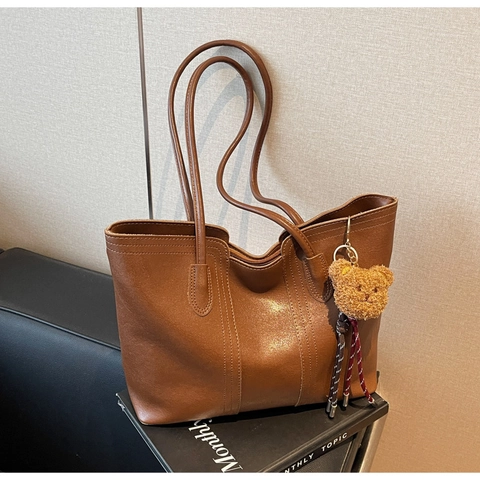 Vintage Large Capacity Tote Bag For Women Minimalist PU Leather Shoulder Bag With Bear Charm Commuting Fashion Handbag