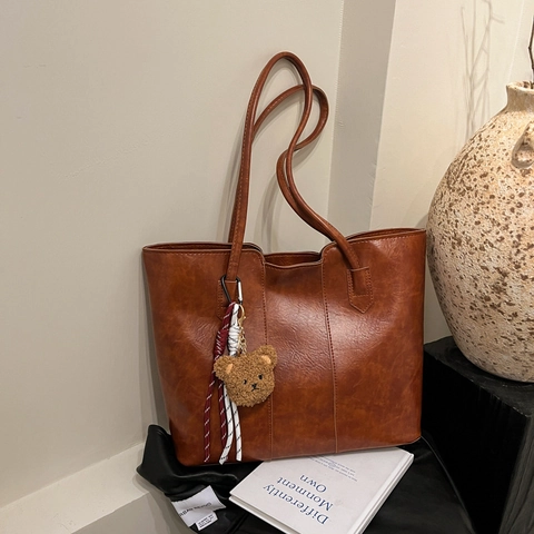 Grand Sac Fourre-Tout En Cuir PU Vintage Pour Femmes Sac À Main Épaule Minimaliste Avec Pendentif Ours En Peluche
