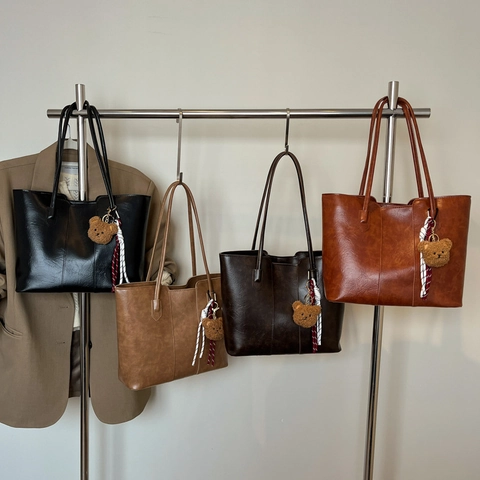 Grand Sac Fourre-Tout En Cuir PU Vintage Pour Femmes Sac À Main Épaule Minimaliste Avec Pendentif Ours En Peluche