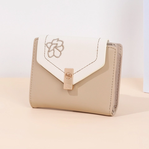 Portafoglio Corto da Donna alla Moda in Pelle PU con Ricamo Floreale e Fibbia in Metallo a Rosa Patchwork a Due Ante