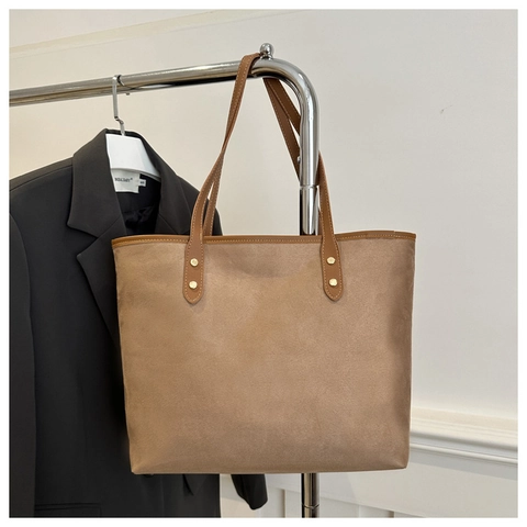 Women Large Capacity Shoulder Tote Bag Minimalist Faux Suede Rivet Decoration Commuter Office Elegant Handbag Solid Color Elegant Bag