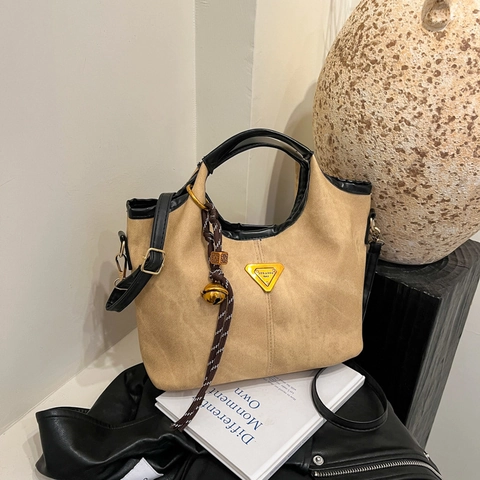 Bolso Tote de Cuero PU para Mujer Con Logo Triangular y Colgante de Campana Metropolitano Simple Vintage Bandolera