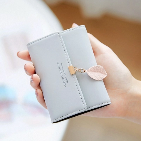 Tarjetero de Cuero PU de Color Sólido para Mujer Cartera Pequeña Plegable con Colgante de Hoja Múltiples Ranuras