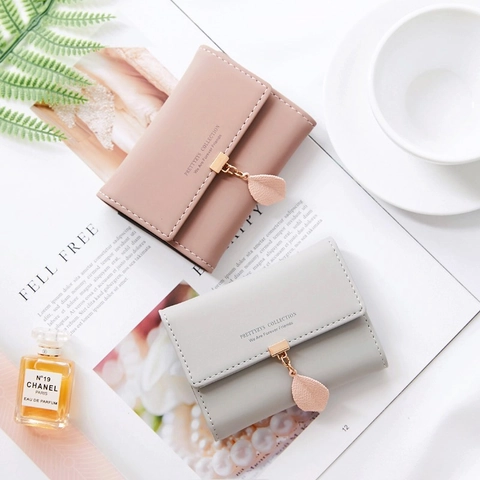 Tarjetero de Cuero PU de Color Sólido para Mujer Cartera Pequeña Plegable con Colgante de Hoja Múltiples Ranuras