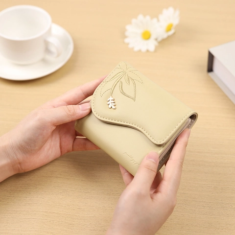 Cartera Corta Para Mujer Cuero PU Trifold Bordado Patrón Hoja Colgante Metal Ranuras Tarjetas Ventana ID Elegante