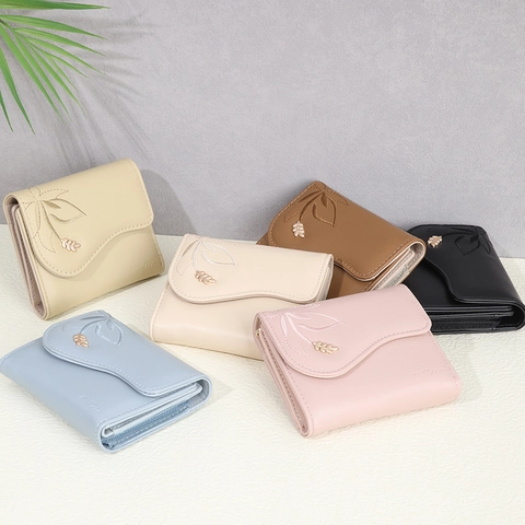 Cartera Corta Para Mujer Cuero PU Trifold Bordado Patrón Hoja Colgante Metal Ranuras Tarjetas Ventana ID Elegante