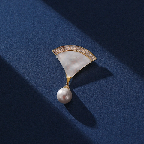 Elegante Broche de Cobre en Forma de Abanico para Mujer Chapado en Oro Blanco Nácar Incrustado de Circonita Colgante de Perla Artificial Joyería