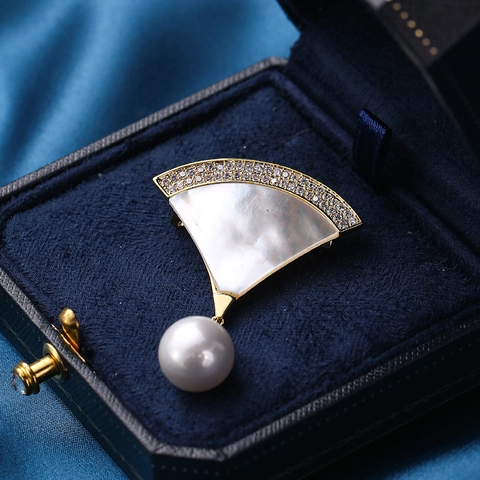 Elegante Broche de Cobre en Forma de Abanico para Mujer Chapado en Oro Blanco Nácar Incrustado de Circonita Colgante de Perla Artificial Joyería