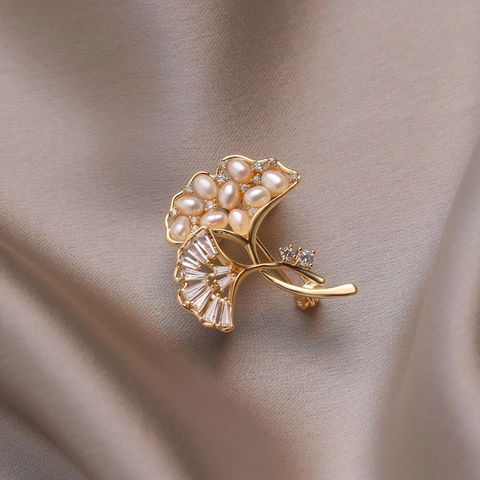 Elegante Broche de Hoja de Ginkgo de Cobre Chapado En Oro Con Perla Artificial Zircón Hebilla de Bufanda de Satén Joyería