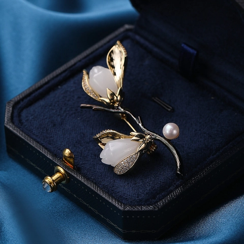 Elegante Spilla Fiore Di Magnolia Retro Lega Finto Giada Perla de Agua Dulce Zircone Pavimentato Spilla Floreale Per Donne