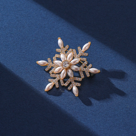 Rotating Snowflake Brooch Copper Cubic Zirconia Faux Pearl Elegant Winter Jewelry Pin For Women Suit Coat Wedding Gift